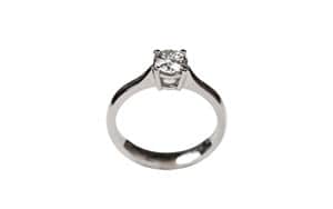 טבעת אירוסין מלבו סוליטר עדינה ומקסימה לאשה מזהב לבן 18 קראט, משובצת ביהלום מרכזי MARISSA