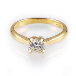 טבעת אלגנטית ויוקרתית לאשה מזהב צהוב 18 קראט, משובצת יהלום סוליטר Annabelle