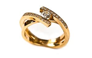 טבעת אירוסין, טבעת יהלום עדינה ויפהפיה לאשה מזהב צהוב 18 קראט, משובצת יהלומים