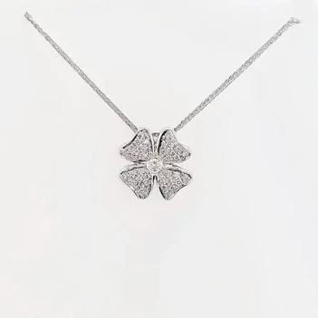 תליון עם יהלום מרכזי צורת תלתן עם יהלומים Clover